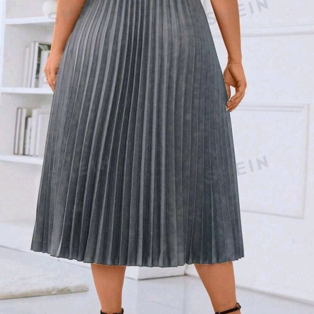 Plus Size Solid Color Pleated Midi Skirt - Picture 4 of 9